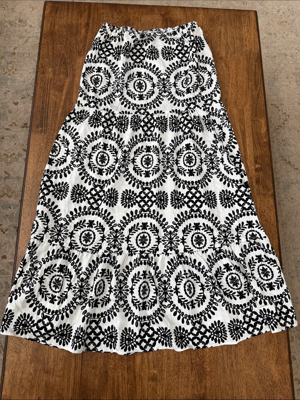 Women's Black and White Patterned Tiered Maxi Skirt